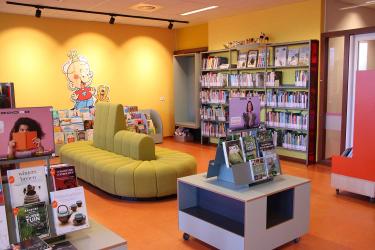 Troubadour Piter Wilkens trapt dubbele feestweek Bieb Akkrum-Nes af