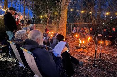 Kampvuur Popkoor Akkrum trekt zeventig enthousiaste zangers