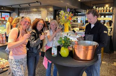 Wandelende wijnproevers in actie voor Spikerspulwike Akkrum