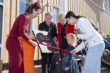 Lauri (4), Lana (13) en Betty (82) openen nieuwe bieb Brede School Akkrum