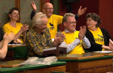 Twa Akkrumers helpe natoergroepke oan earste plak Frysk Diktee