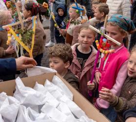 Vrolijke en gezellige Palmpasenoptocht in Akkrum