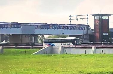 Trein strandt op spoorbrug Grou, passagiers met bus verder