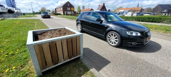 Snelheidsremmende bloembakken randweg Akkrum in berm gezet