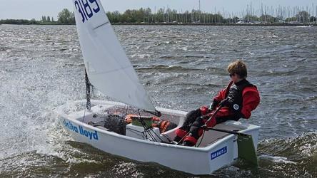 Jonge Akkrumer (13) zeilt in Optimist over IJsselmeer voor goed doel
