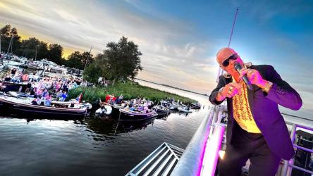 Frans Duijts, Monique Smit en Danny Panadero in jubilerende sporthal