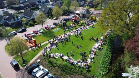 Kleurrijke vrijmarkt op Koningsdag Akkrum vanuit de lucht