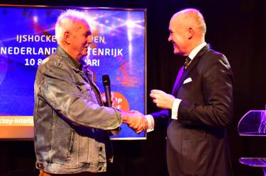 Aize Wijnstra erelid van Plaatselijk Belang Akkrum-Nes