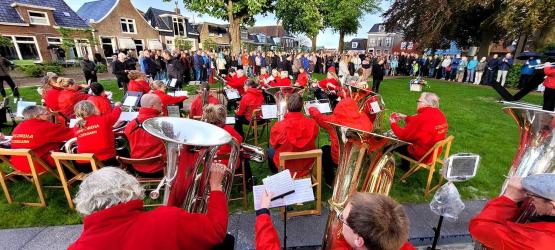 Grijze regendruppels en stralende zon markeren Dodenherdenking Akkrum