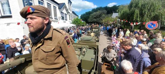 Feestelijke Bevrijdingsdag rond intocht Keep Them Rolling in Akkrum