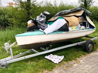 Weesboot met inboedel geparkeerd in Akkrum