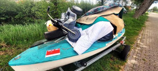 Weesbootje Akkrum vierhonderd meter verplaatst; inboedel in de berm