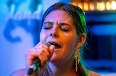 Zangeres Hiske Pater (16) met eerste single op wereldwijd podium