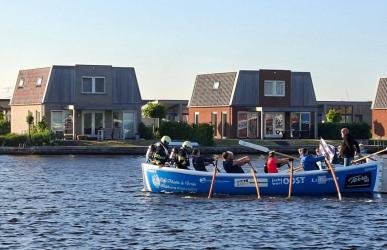 Roeiploeg brengt brandweer Akkrum naar stuurloos schip