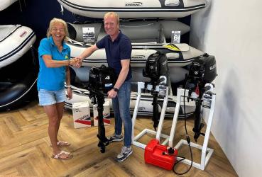 Jachtwerf Oost schenkt drie buitenboordmotoren aan jubilerende AWS Eendracht Akkrum