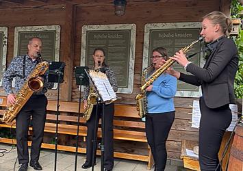 Saxoholics blaast Queen en Gershwin Lantearnetún Akkrum in