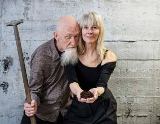 Voorstelling Bodem–Buik–Brein in boerderij De Nije Mieden