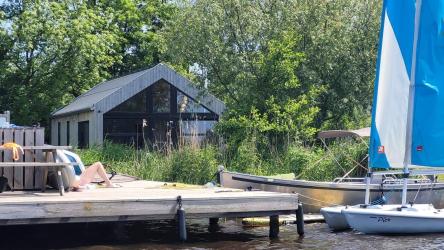 Chalets bij zeilschool Pean in Nes (H) mogen blijven staan