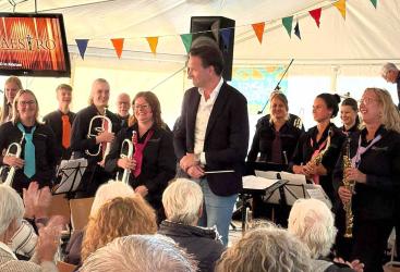 Gouden Dirigeerstokje van Harmonie Akkrum voor Dennis Gijsman