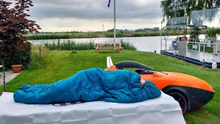 Gestrande fietser slaapt op picknickbank pont Nije Skou