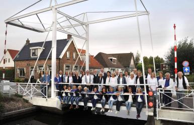 Popkoor Akkrum in Lantearnetún: meezingen met liedtekst