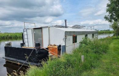 It Pakhûs Akkrum zoekt tijdelijke ligplek woonboot