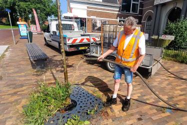Tropische dagen: slootwater voor jonge bomen in Akkrum-Nes