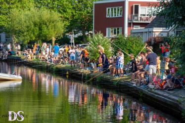 Viswedstrijd langs De Boarn: gezelligheid én strijd om de Geert Postma-bokaal