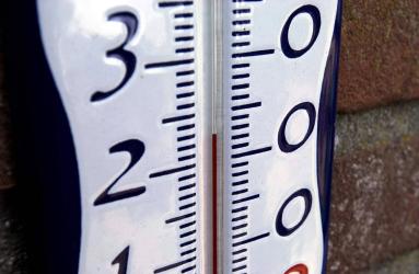 Popkoor Akkrum treedt in koele Terptsjerke als het te warm is