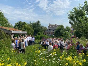 Briesje helpt: Popkoor Akkrum zingt in Lantearnetún