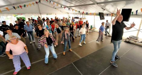 Workshop linedance voor Westernfestival in feesttent Merke