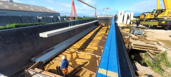 Zeshonderd heipalen vanuit Akkrum per schip naar Amsterdam