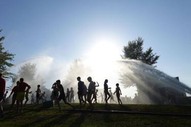 Verkoelend waterpretspektakel van Brandweer Akkrum