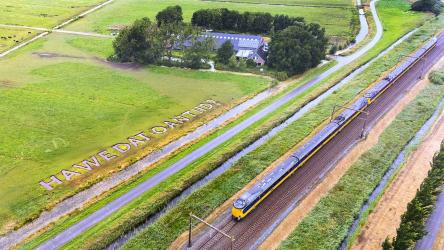 Uitgegraven citaat voor treinreizigers in weiland bij Akkrum