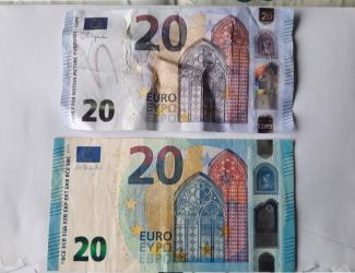 Vals bankbiljet voor films op straat in Akkrum