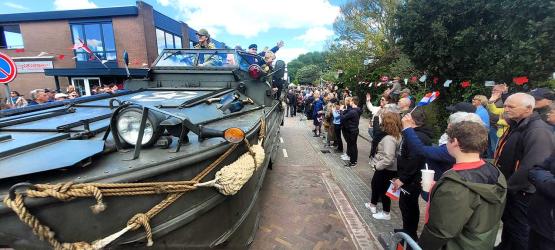 Colonne legervoertuigen trekt opnieuw door Akkrum