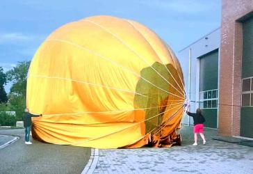Ballonvaarder maakt krappe landing aan De Silo in Akkrum