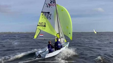Akkrumer zeiltalenten strijden mee op RS Feva WK in Frankrijk