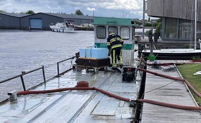 Brandweer Akkrum schiet te hulp bij zinkend werkschip in Grou