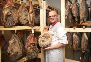 Van zeen tot sukade: slager Henk Spijkerman Akkrum kent zijn ham door en door