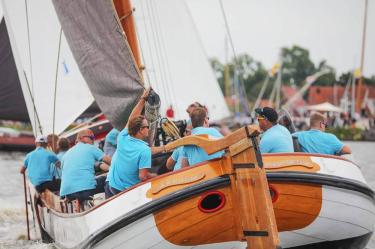 Drie zonen Eildert Meeter (79) uit Akkrum op skûtsje; 'lytsdochter wurdt letter skipper'