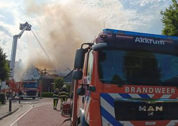 Brandweer Akkrum helpt bij grote brand in Reduzum 