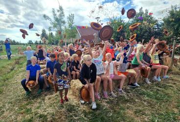 Spikerspulwike Akkrum: bijna 110 cowboyhoeden de lucht in