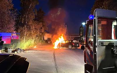Bestuurder parkeert auto; voertuig vliegt in brand