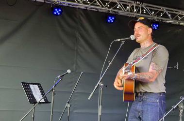 Douwe Bob verrast publiek op Nesville en Akkrumento