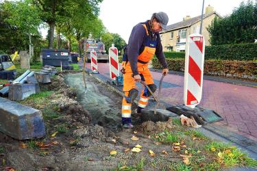 Auto’s de berm in voor vrije doorgang brandweer Akkrum