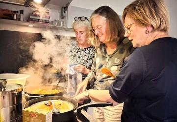 Jarno’s eetclub trapt Week van de Ontmoeting af in Doarpskeamer