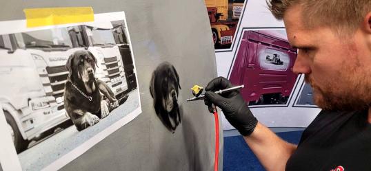 Zesjarige Diesel als kunstwerkje op Expo Akkrum 2025