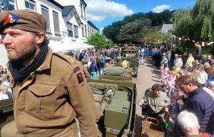Historische legervoertuigen vertrekken op Koningsdag vanuit Akkrum