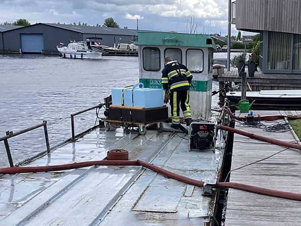 Brandweer Akkrum schiet te hulp bij zinkend werkschip in Grou